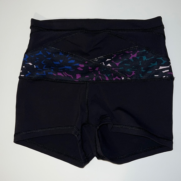 Lululemon Boogie Short Black / Shadow Wrap Multi / Tender Violet Size 2 - Picture 3 of 12